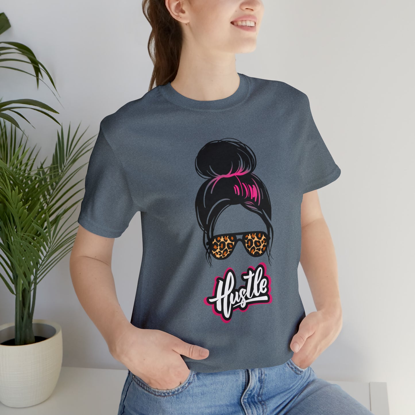 Hustle messy bun pink Unisex Jersey Short Sleeve Tee